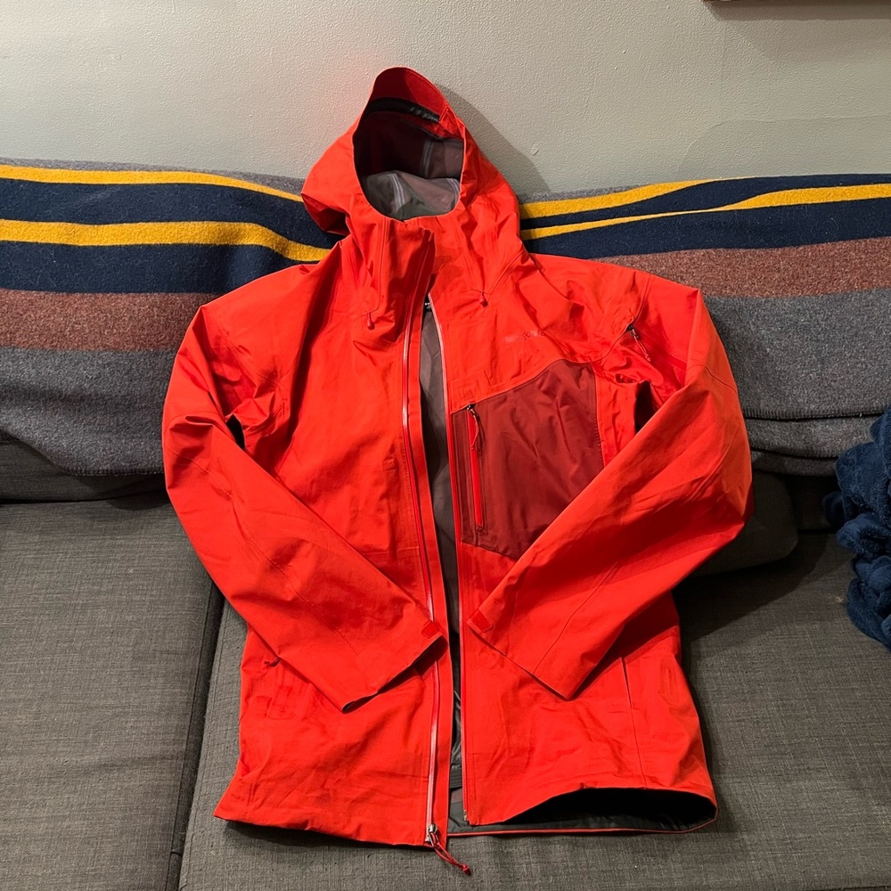 Men’s Patagonia SnowDrifter ski/snowboard jacket in size small.